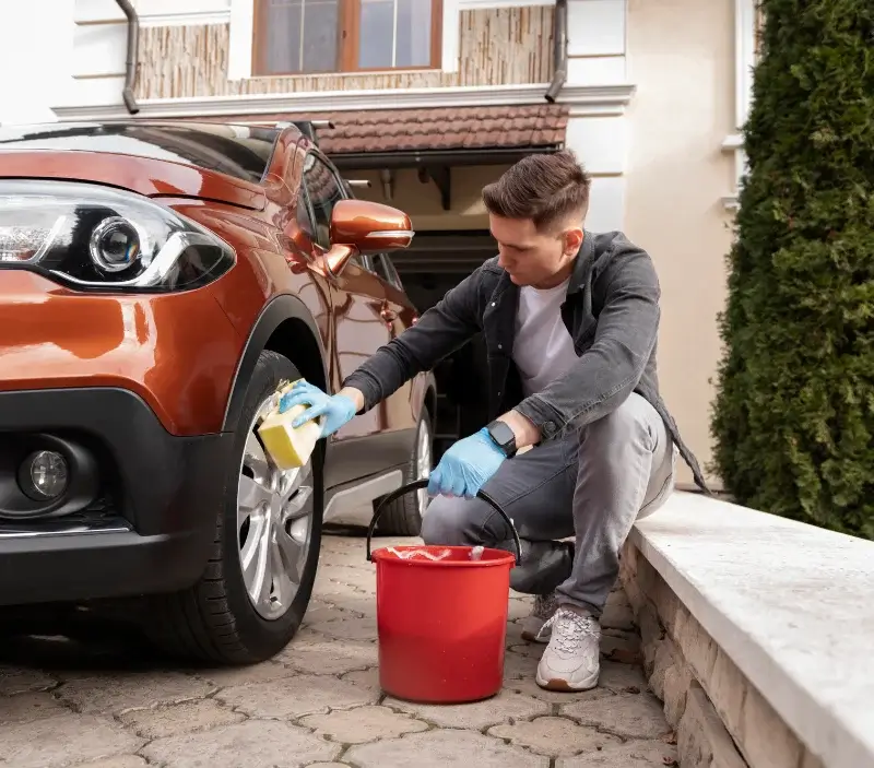 Lavage auto à domicile Le Bignon-du-Maine : professionnel intervenant sur un véhicule